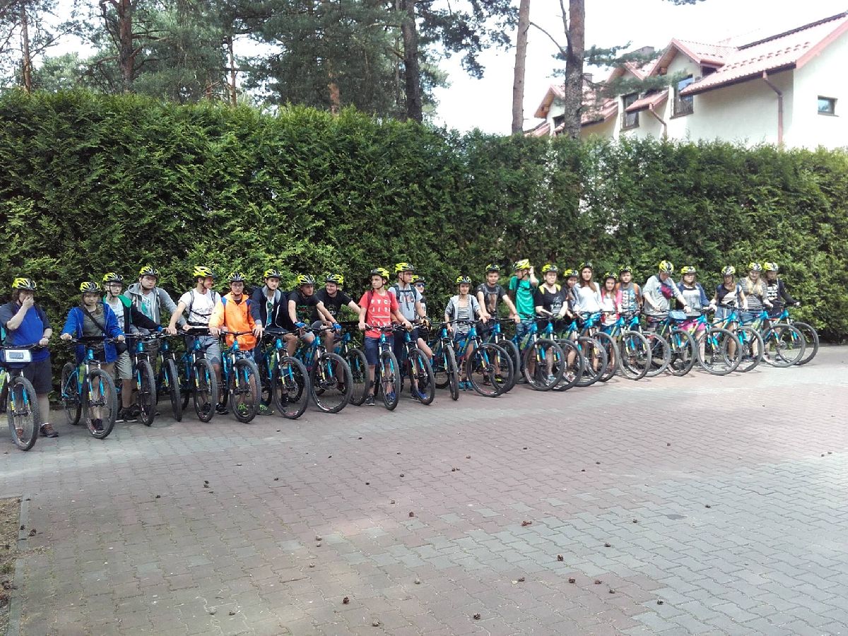 Młodzi poznają jurę na rowerach TREK