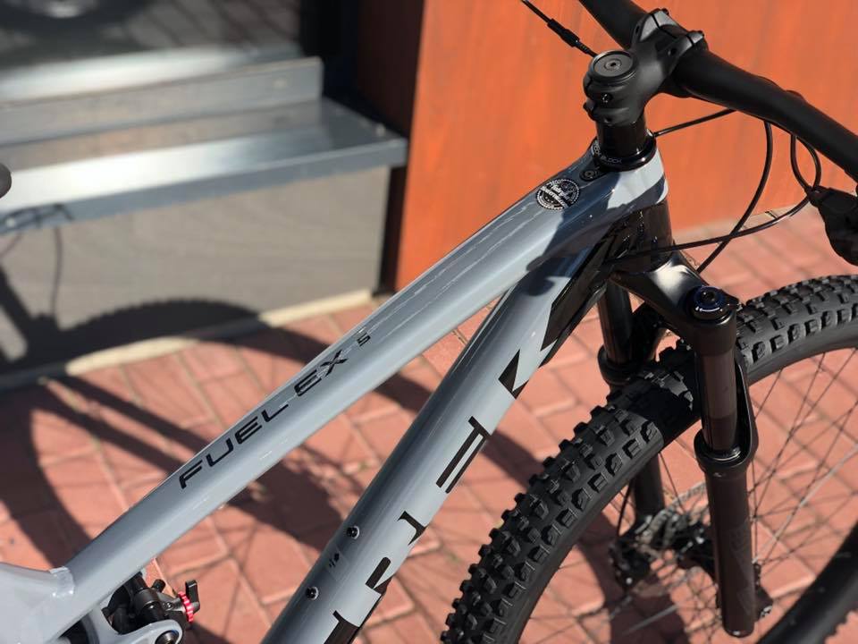 Fuel EX to rower full suspension stworzony z myślą o zaatakowaniu każdego szlaku, każdego dnia.