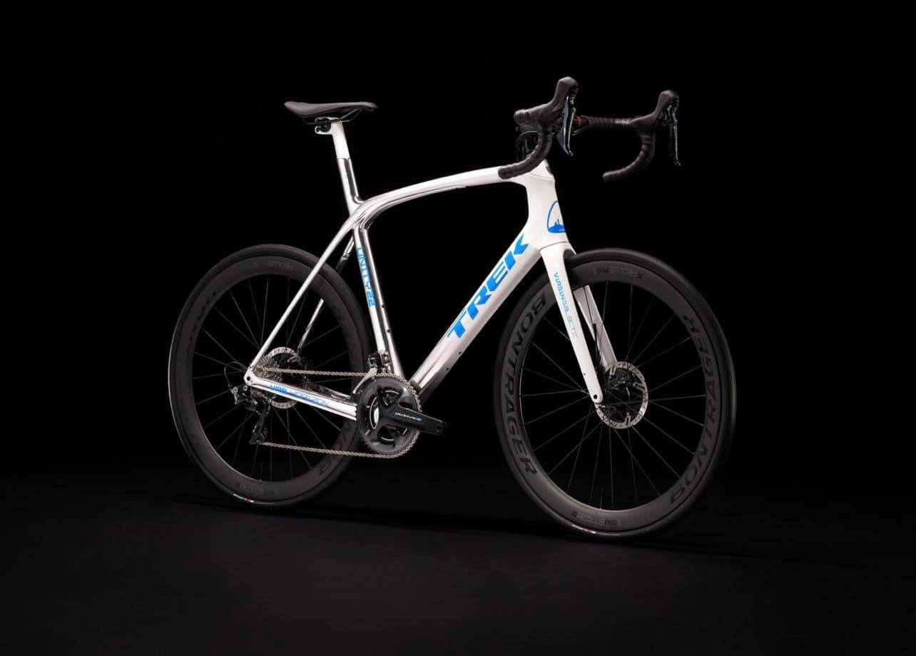 Jego rower to Trek Domane SLR 9 Dura-Ace Project One Ultimate.