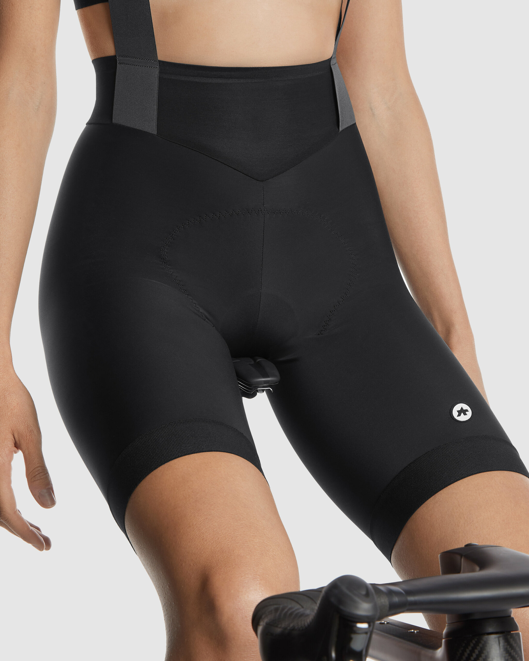 ASSOS UMA GT Bib Shorts C2 Black Series (9) Spodenki damskie ASSOS UMA GT Bib Shorts C2 Black Series