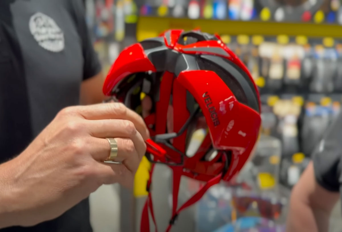 Jak prawidłowo założyć kask rowerowy? Przewodnik eksperta