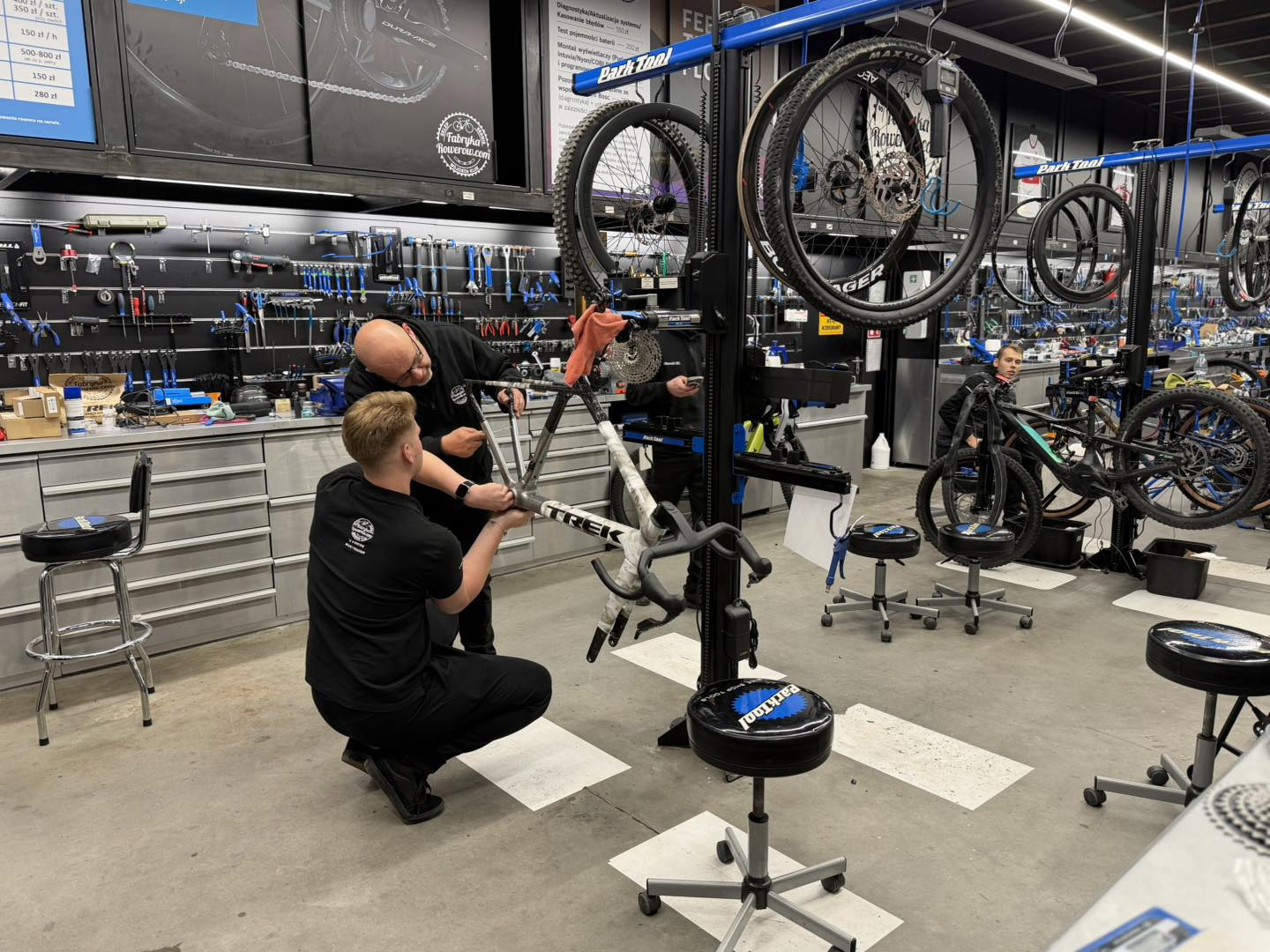 Zimowy serwis rowerowy w Fabryce Rowerów – przygotuj sprzęt na sezon bez kolejek i pośpiechu