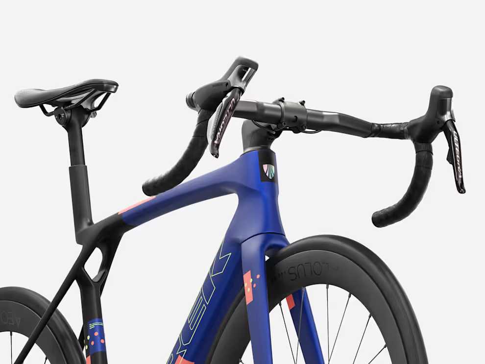 Trek Madone SL 7 Gen 8 Matte Cobalt Blue.Trek BlackLiving Coral (4)